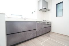 対面式キッチンなのでリビングにいるご家族とコミュニケーションを取りながら洗い物や、お料理が楽しめそうですね＾＾