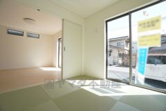 リビング隣には、ホッとできる和室を用意。客間としてはもちろん、お子様のお昼寝スペースや書斎としても活躍してくれそうです＾＾ 