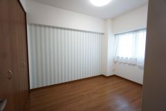 4.8帖。明るい室内は、風通しも良く、大変居心地の良い空間となっております。ストライプのアクセントクロス＾＾子供部屋としての利用もおすすめ。 