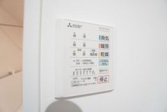 雨の日の洗濯も安心できる浴室暖房乾燥機付き浴室。リモコンで操作もボタン1つで簡単。