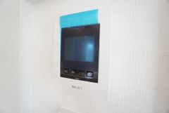 防犯はもちろん、セールスマン対策にもなるモニター付きインターホンです。お子さん1人での留守番時にも活躍しそうです。