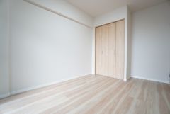 住む人のこだわりを活かす洋室＾＾家具を選ばないナチュラルなフローリングとシンプルなクロスです＾＾
