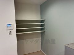 キッチン横に広々としたパントリー付き＾＾洗面室にも近く、食料品だけでなく日用品などの収納にも＾＾