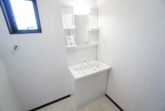 三面鏡裏収納付き洗面化粧台です＾＾ 歯磨きセットやスキンケア用品などの収納にご利用いただけます。ランドリースペース上部には窓も付いており換気に便利です＾＾