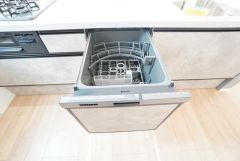 炊事時間を大幅に短縮できる食器洗浄乾燥機付き＾＾食器を洗う手間が減るので家族とのコミュニケーションの時間や自分の時間が増えますね。