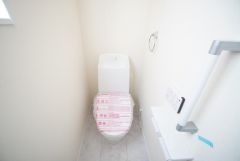 1階2階の2ヶ所にトイレがありますので、忙しい朝にも家族に気を使わず、ゆとりが生まれますね＾＾ 小窓付きで換気する時に便利です＾＾