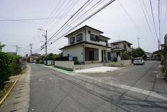 角地なので、開放感が得られます。 また、日差しが入りやすく、家の奥まで明るくなるのが嬉しいポイントです。