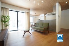 18.4帖。 大きな掃き出し窓のあるリビングは、陽光あふれる明るい空間です。ゆったりと寛げる憩いの場となりそうです。 