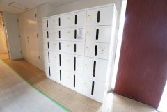 宅配ボックス付き。お仕事中や外出中などの不在時にも荷物が受け取れるのはとっても便利ですね＾＾セキュリティ面でも安心です＾＾ 