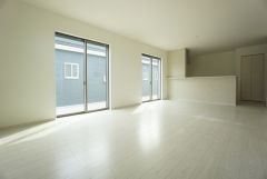 大きな掃き出し窓のあるリビングは、陽光あふれる明るい空間です。ゆったりと寛げる憩いの場となりそうです。