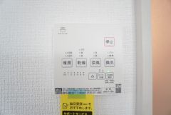 浴室暖房乾燥機には、暖房、乾燥、涼風、換気の4つの機能が付いています。タイマー付きです。換気・雨の日の洗濯も安心です＾＾