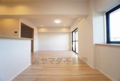 大きな掃き出し窓のあるリビングは、陽光あふれる明るい空間です。ゆったりと寛げる憩いの場となりそうです。 