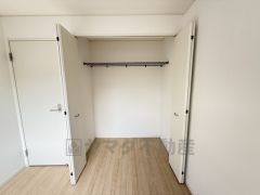 洋室にはハンガーパイプ付きのクローゼットが設けられています。たっぷり収納できるので衣替えの心配もいりませんね＾＾