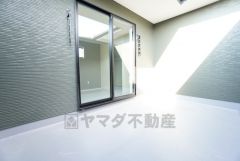 広々としたバルコニー。 天気のいい日にはお布団もまとめて干せそうですね＾＾