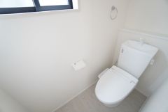 1階2階の2ヶ所にトイレがありますので、忙しい朝にも家族に気を使わず、ゆとりが生まれますね＾＾ 小窓付きで換気する時に便利です＾＾