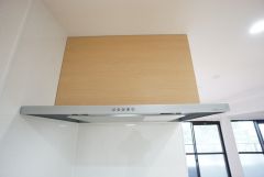 コンロ上には換気扇完備＾＾調理時の蒸気や匂いが換気扇に誘導され、効率的に排煙ができます＾＾