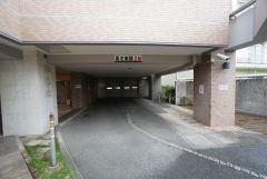 敷地内に平面駐車場有＾＾月額8，000円。 最新の空き状況はお問い合わせ下さい。 シャッターゲート付きの駐車場で、防犯性に配慮した安心の環境です。