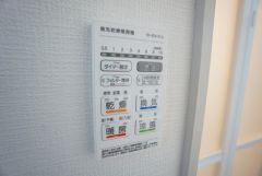 雨の日の洗濯も安心できる浴室暖房乾燥機付き浴室。リモコンで操作もボタン1つで簡単です。