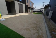 お子様と公園に行けない日も、のびのびお庭で遊べるのがうれしいですね。ガーデニングやお子様のプールなど大活躍です＾＾