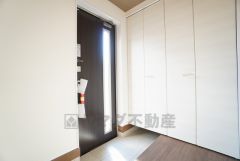 採光も考えられた明るい玄関です。たっぷり収納できるシューズボックス付きなので、家族全員の靴がきれいに整頓できます。