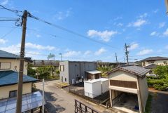 目の前に日差しを遮る建物がないので、日当たり＆風通し良好です＾＾心地よい自然の光や風を感じることができ、ほどよく開放感のある空間がつくれます。
