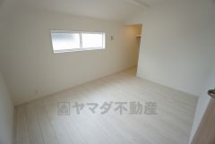 暖かい日差しが差し込む洋室。たっぷり収納できるクローゼット付きでお部屋の中をすっきりと快適に保てます。