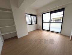6.5帖。主寝室としてお使いいただけそうなこちらのお部屋は、日当たりが良く、爽やかな風を感じて起きる朝は、快適生活の始まりに。クローゼットと可動棚収納がついています＾＾