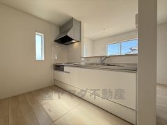 対面式キッチンなのでリビングにいるご家族とコミュニケーションを取りながら洗い物や、お料理が楽しめそうですね＾＾