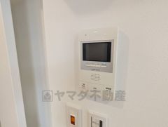 防犯はもちろん、セールスマン対策にもなるモニター付きインターホンです。 来訪者の顔が見えるので安心ですね＾＾