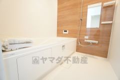 1日の疲れを癒すくつろぎのバスルーム。足を伸ばしてもゆったりと入れるサイズです。お子様と一緒にお風呂に入っても狭くないですね＾＾