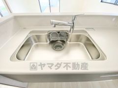 大きなお鍋も楽々洗える幅の広いシンクです＾＾ステンレスシンクなので簡単にお掃除できますよ。洗剤やスポンジもすっきりできる収納付き。