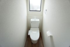 温水洗浄機付トイレです。節水機能もあるので、安心して使えますね。もちろん、1階2階の2ヶ所にトイレがあるので、忙しい朝にもゆとりができますね。
