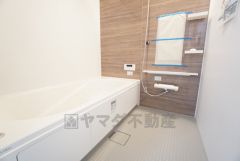 1日の疲れを癒すくつろぎのバスルーム。足を伸ばしてもゆったりと入れるサイズです。お子様と一緒にお風呂に入っても狭くないですね＾＾