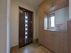 採光も考えられた明るい玄関です。たっぷり収納できるシューズボックス付きなので、家族全員の靴がきれいに整頓できます＾＾ 