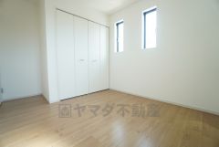 日当たり、風通し良好＾＾机とベッドを置いてもゆとりのある広さです＾＾