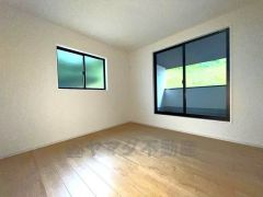 同仕様写真。寛ぎの時間を紡ぎだす主寝室は、大型ベッドを置いても余裕の広さを確保しています。