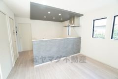 窓から光が差し込む明るいダイニングです＾＾