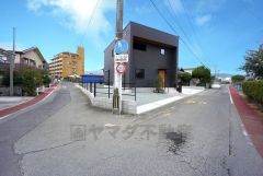 前面道路含む現地写真。1号棟は開放感のある角地です＾＾
