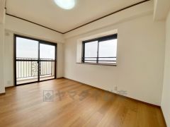 主寝室としてお使いいただけそうなこちらのお部屋は、日当たりが良く、爽やかな風を感じて起きる朝は、快適生活の始まりに。 