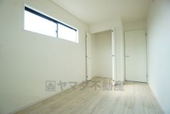 暖かい日差しが差し込む洋室。たっぷり収納できるクローゼット付きでお部屋の中をすっきりと快適に保てます。