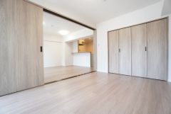 主寝室としてお使いいただけそうなこちらのお部屋は、日当たりが良く、爽やかな風を感じて起きる朝は、快適生活の始まりに。 