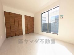 主寝室としてお使いいただけそうなこちらのお部屋は、日当たりが良く、爽やかな風を感じて起きる朝は、快適生活の始まりに。 