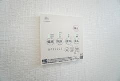 雨の日の洗濯も安心できる浴室暖房乾燥機付き浴室。リモコンで操作もボタン1つで簡単。