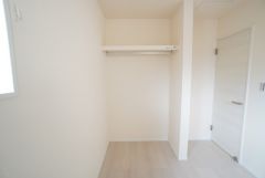 クローゼットには扉を付けていないので部屋がより広く感じられますね。 使用頻度が少ないものは枕棚の上に、足元には3段ボックスを置いて、フル活用できますね＾＾