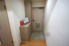 たっぷり収納できるシューズボックスです。家族全員の靴がきれいに整頓できます。棚の上にお花や写真を飾っても良いですね。