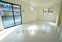 大きな掃き出し窓のあるリビングは、陽光あふれる明るい空間です。ゆったりと寛げる憩いの場となりそうです＾＾