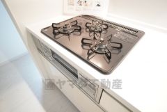 3種類の料理が同時に調理できる、3口ガスコンロ。忙しい夕食の支度時間が短縮できて効率よくお料理が楽しめます。