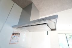 お手入れが簡単なスリム型レンジフードです。調理により発生する油煙や臭いを吸い込み、屋外へ排気してくれます。