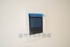 防犯はもちろん、セールスマン対策にもなるモニター付きインターホンです。 来訪者の顔が見えるので安心ですね＾＾