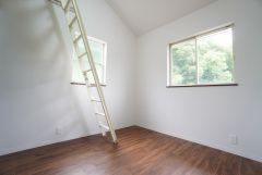 2面採光を確保した明るい室内は、風通しも良く、大変居心地の良い空間となっております。日当たりがよく、子供部屋としての利用もおすすめ。